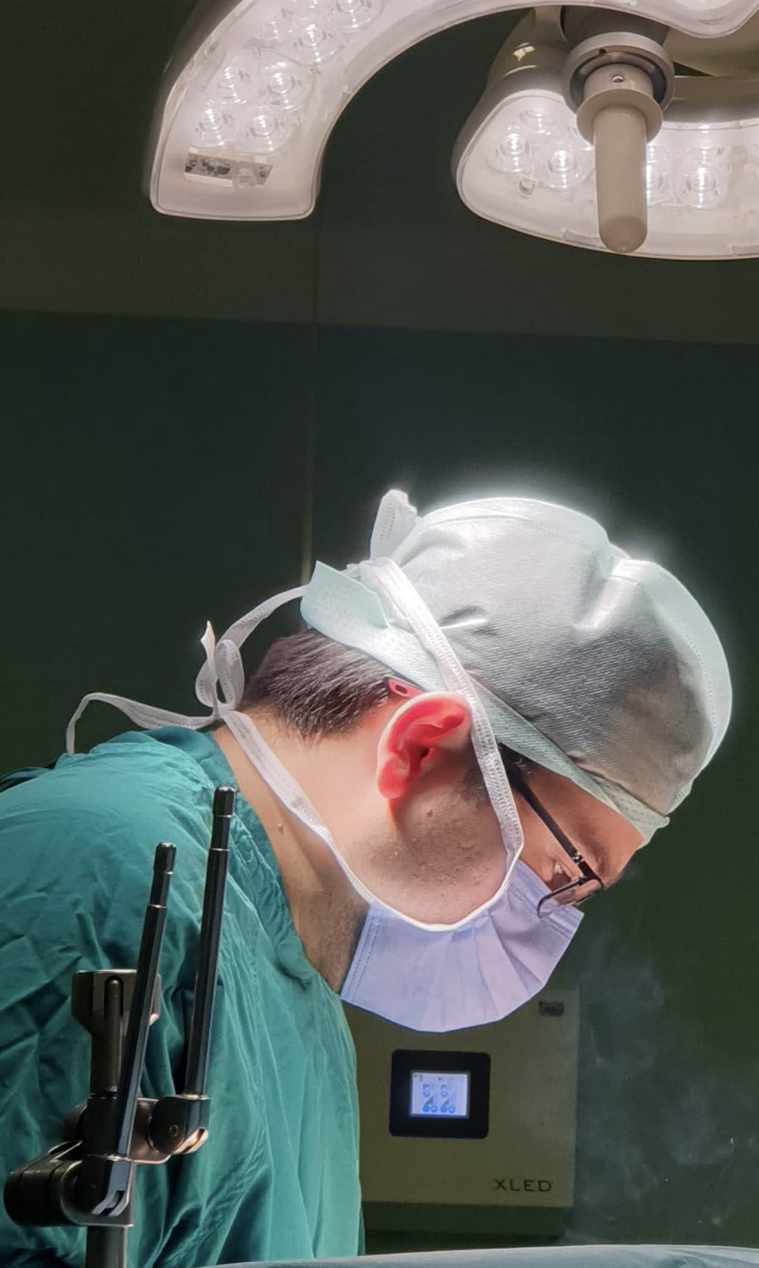 Dr. Salih Süer — ameliyathanede